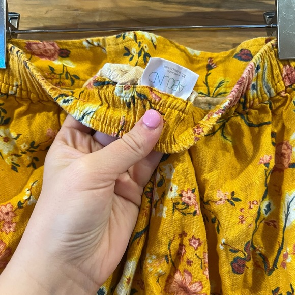 Abound Floral Shorts - Picture 3 of 3
